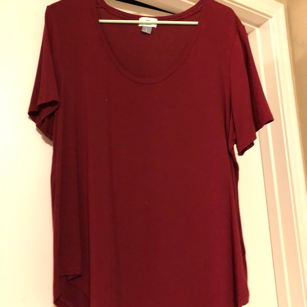 Maroon scoopneck short sleeved tee-shirt